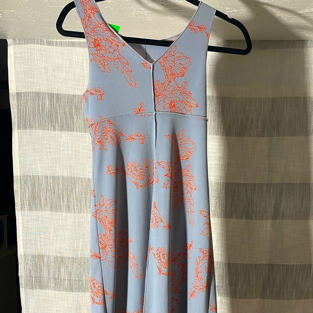 New BCBG understated style casual dress light gray with sunset floral stitching